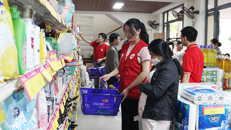 Phong phú hàng hóa thiết yếu để người dân chọn lựa. Phong phú hàng hóa thiết yếu để người dân chọn lựa.