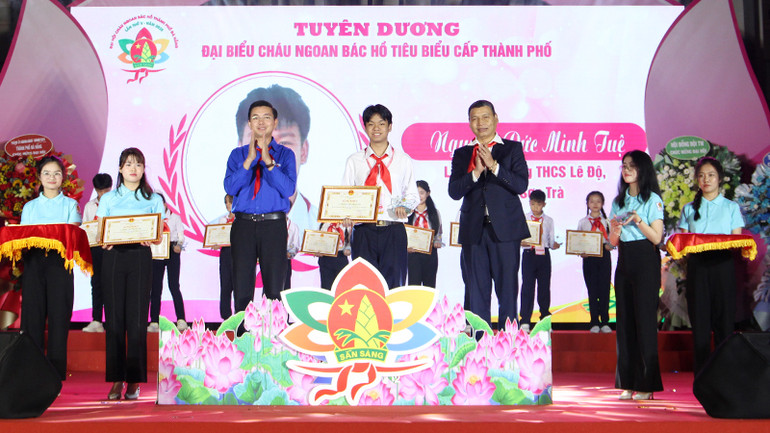 Tuyên dương đại biểu Cháu ngoan Bác Hồ.