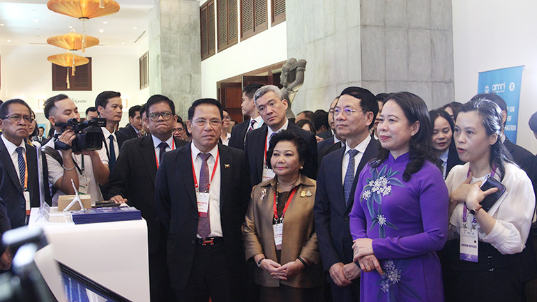 Đại biểu tham quan các gian hàng giới thiệu sản phẩm, giải pháp về báo chí, truyền hình.