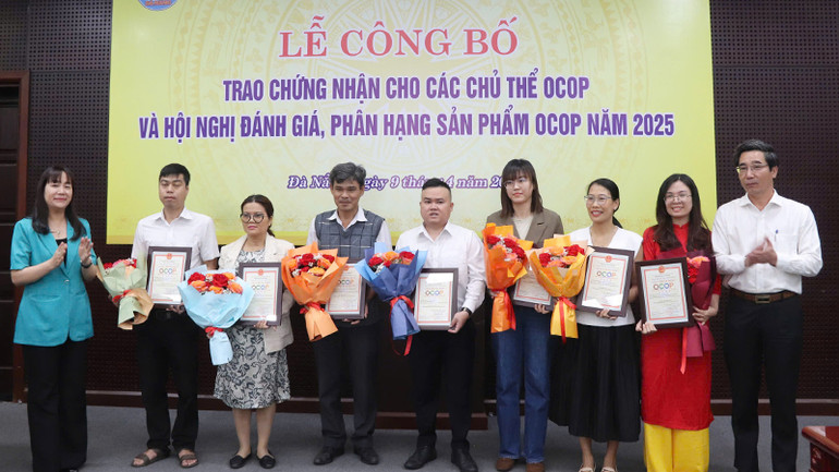 Trao chứng nhận cho 11 sản phẩm của 7 chủ thể. Trao chứng nhận cho 11 sản phẩm của 7 chủ thể.