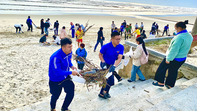 Mang rác đến khu vực chung để lực lượng môi trường đưa đi tiêu hủy.