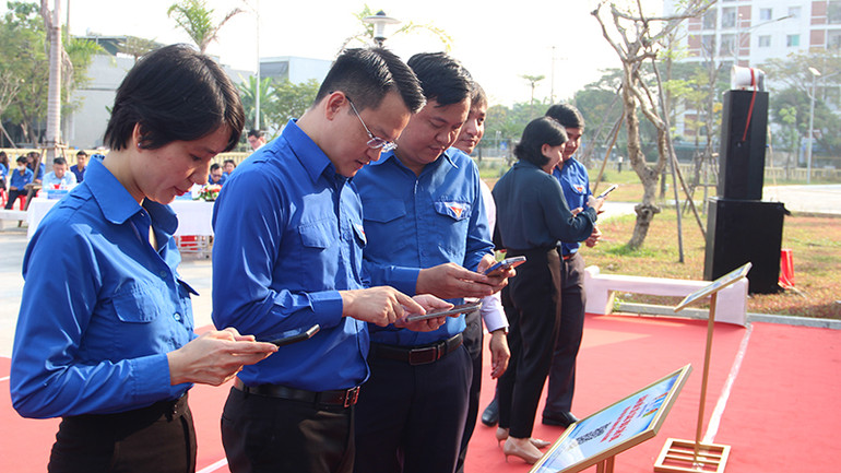 Đại biểu quét mã QR trải nghiệm địa chỉ đỏ trực tuyến.