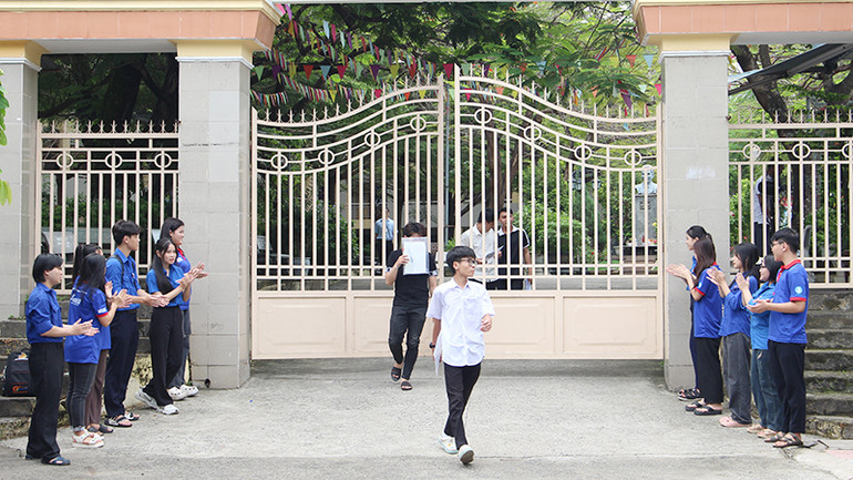 Đón những thí sinh đầu tiên hoàn thành bài thi.