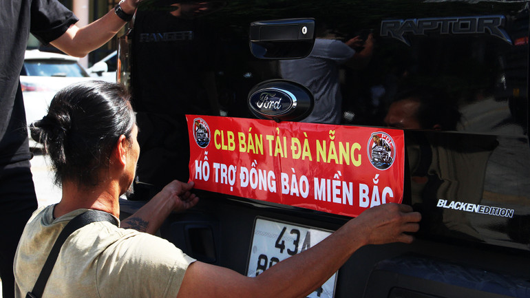 Câu lạc bộ xe bán tải Đà Nẵng lần này đi với 15 xe bán tải và 30 thành viên, cả đoàn sẽ phối hợp địa phương tham gia hỗ trợ, vận chuyển hàng hóa đến với người dân vùng ngập lụt.