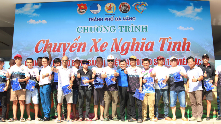 Phó Bí thư Thành Đoàn Đà Nẵng Lê Công Hùng cho biết: Thay mặt Ban tổ chức cảm ơn những tấm lòng quý báu của mọi người đã tin tưởng ủng hộ hàng hóa, gửi đến chúng tôi để mang ra phía bắc. Chương trình sẽ cố gắng mang đến kịp thời bà con nhân dân tiếp nhận được nguồn lực này. Đồng thời, mong lực lượng hôm nay đi an toàn, giữ vững tay lái, thượng lộ bình an.