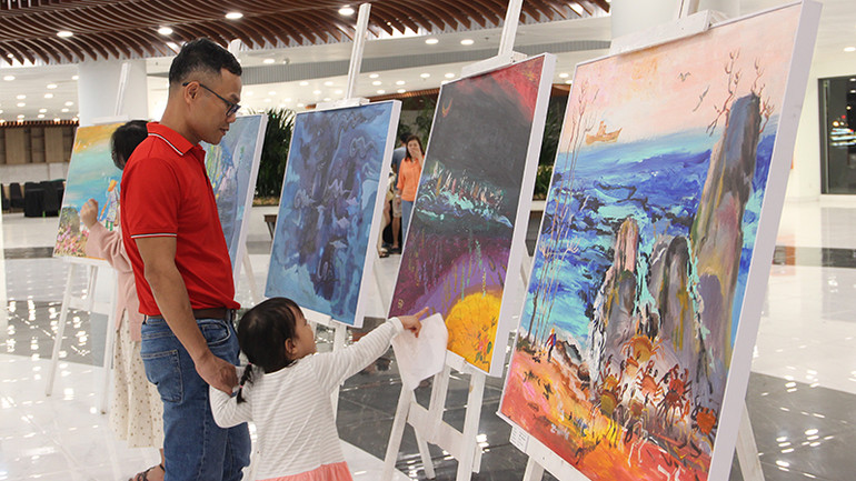 “Vết dầu loang” với thông điệp về bảo vệ môi trường biển.