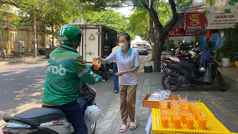 Nhận nước cam miễn phí.