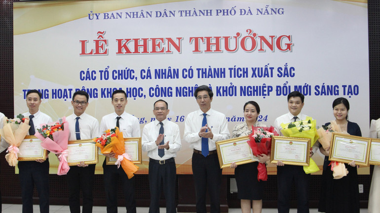 Khen thưởng các cá nhân có thành tích trong hoạt động khởi nghiệp đổi mới sáng tạo.