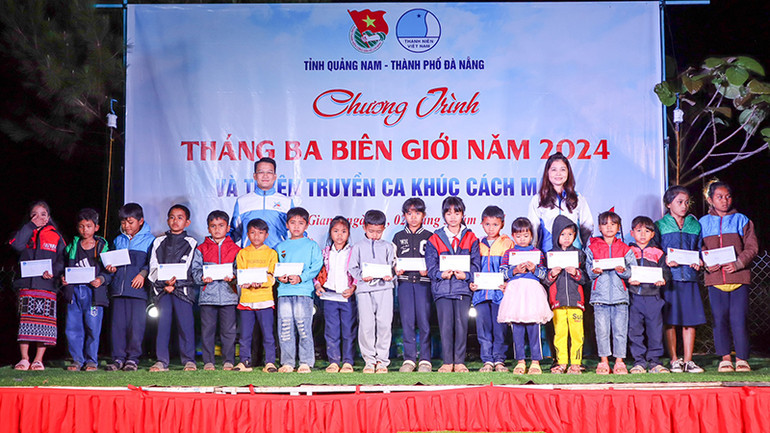 Tặng quà cho các em nhỏ.