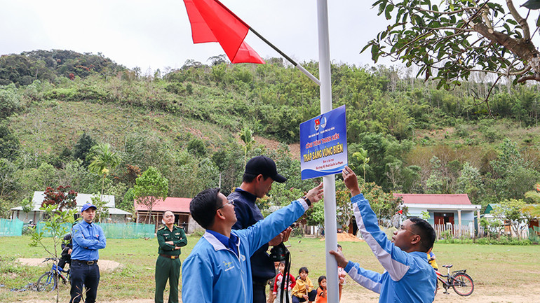 Thi công công trình “Thắp sáng đường quê”.