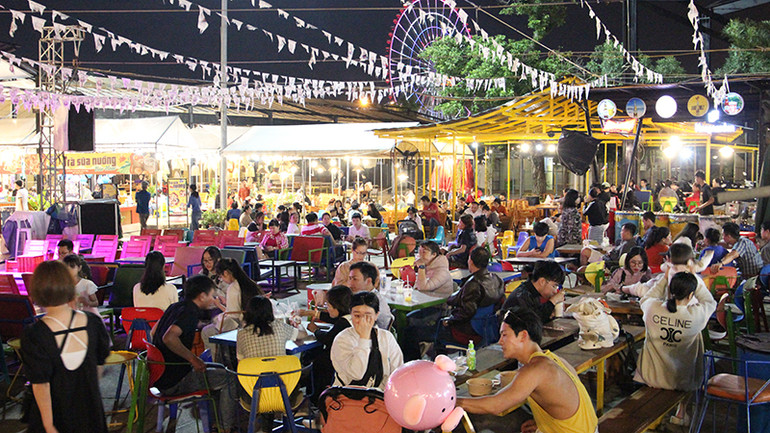 Nhiều người chọn trải nghiệm ẩm thực tại Chợ đêm Helio.