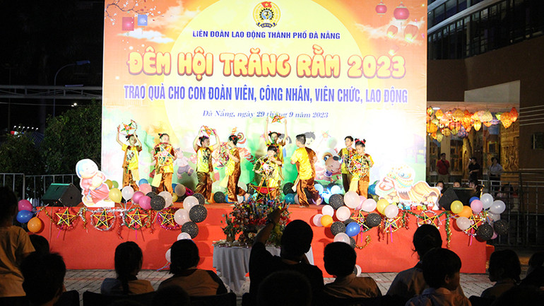 Tiết mục văn nghệ từ các cháu thiếu nhi