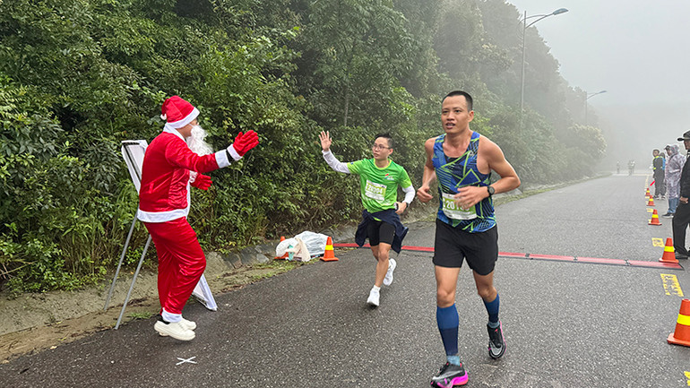 Ông già Noel tiếp sức thí sinh tại mỗi chặng. Ông già Noel tiếp sức thí sinh tại mỗi chặng.