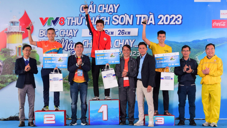 Trao giải cho nội dung 26km dành cho nam. Trao giải cho nội dung 26km dành cho nam.