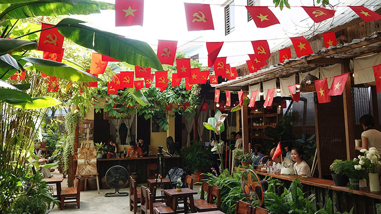 Mọi người dân đang hướng về kỷ niệm 50 năm Thống nhất đất nước.