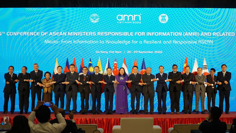 Các đại biểu chụp ảnh lưu niệm.