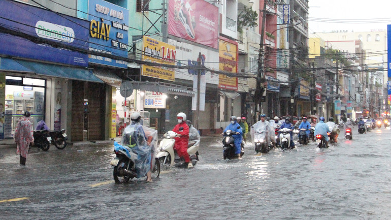 Các phương tiện chọn vị trí ngập thấp để lưu thông.