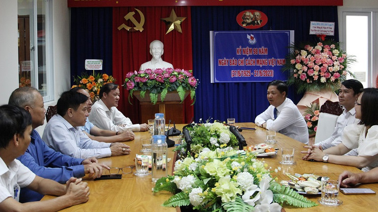 Đoàn lãnh đạo thành phố chia sẻ, ghi nhận những đóng góp của Báo Nhân Dân trong thời gian qua.