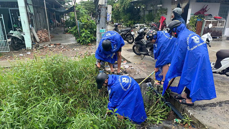 Khơi thông cống rãnh.