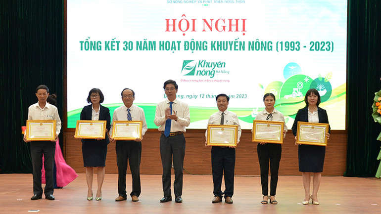 Trao Bằng khen cho các tập thể, cá nhân có thành tích xuất sắc trong công tác khuyến nông.