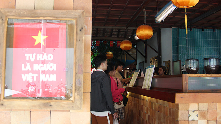 Quán cà-phê trang trí từ không gian bên ngoài.