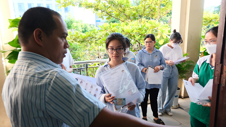 Chuẩn bị bước vào phòng thi.