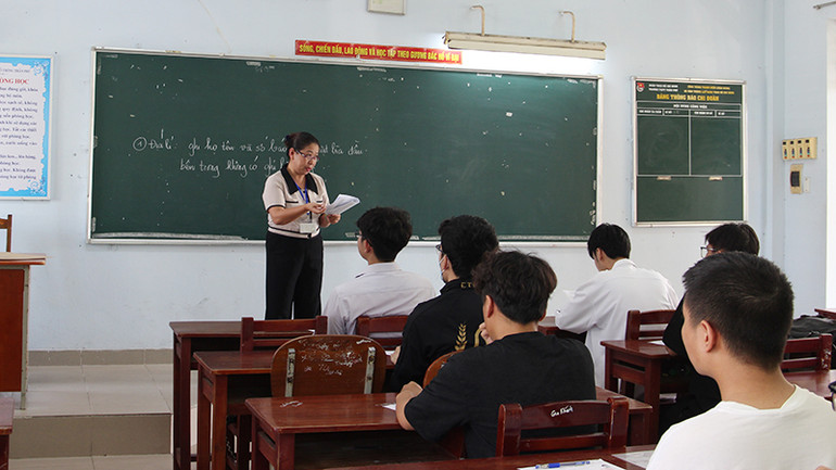 Phổ biến quy chế thi cho các thí sinh.