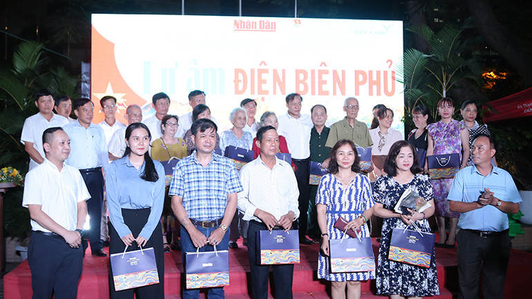 Tặng quà tri ân thân nhân liệt sĩ, cựu chiến binh, cựu thanh niên xung phong từng tham gia chiến dịch Điện Biên Phủ.