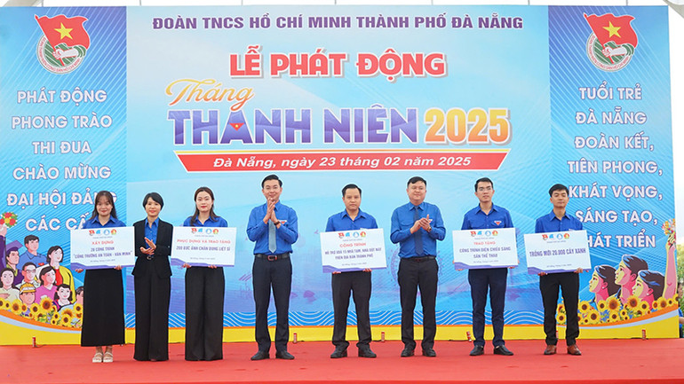 Trao tặng các Công trình thanh niên.