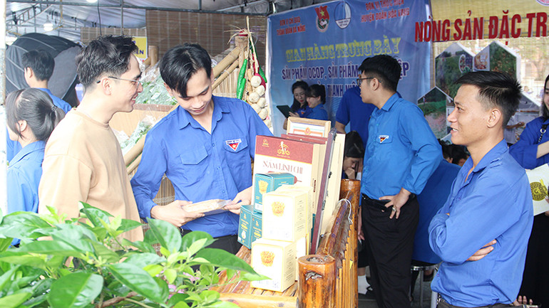 Gian hàng sản phẩm thanh niên thu hút nhiều người tham quan.