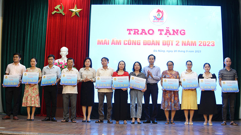 Trao tặng nhà “Mái ấm Công đoàn” cho các đoàn viên có hoàn cảnh khó khăn.