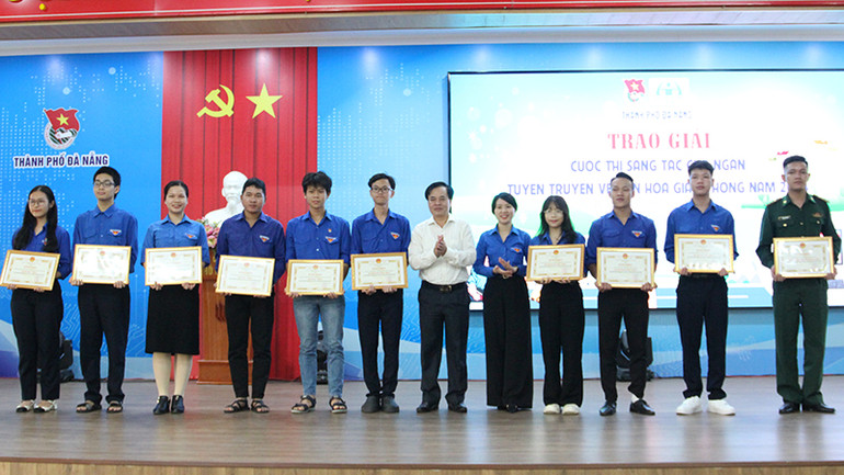 Khen thưởng các cá nhân đạt giải tại Cuộc thi sáng tác clip tuyên truyền an toàn giao thông.