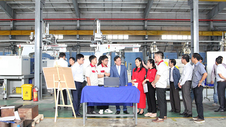 Đại biểu tìm hiểu triển khai dự án tại nhà máy.