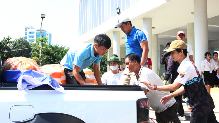 “Chuyến xe nghĩa tình” đã đón nhận được sự đóng góp về mọi mặt với tổng giá trị gần 1 tỷ đồng. Chuyến xe sẽ thực hiện đợt 1 với tổng giá trị hơn 600 triệu đồng, số hàng và kinh phí còn lại sẽ tiếp tục vào đợt 2.