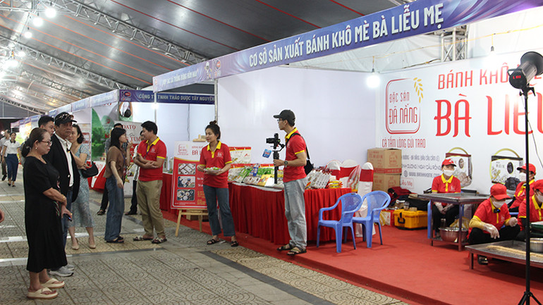 Đơn vị thực hiện trình diễn sản xuất tại chỗ kèm dùng thử sản phẩm thu hút khách đến trải nghiệm.