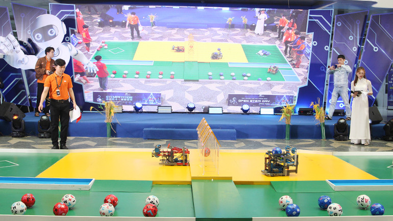 Các robot “nông dân” và “vận chuyển” tranh tài.