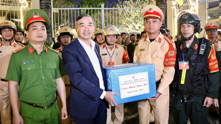 Chủ tịch Ủy ban nhân dân thành phố Đà Nẵng Lê Trung Chinh đến thăm, động viên các đơn vị làm nhiệm vụ trong đêm giao thừa.