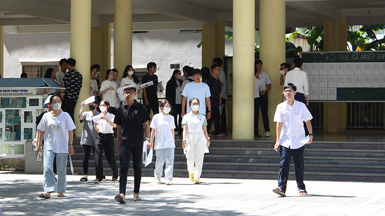 Các em đã hoàn thành môn thi đầu tiên.