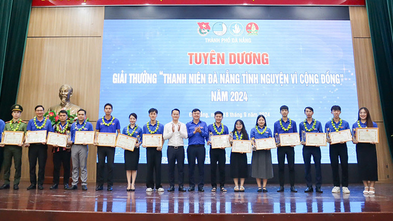 Trao Giải thưởng “Thanh niên Đà Nẵng tình nguyện vì cộng đồng”.