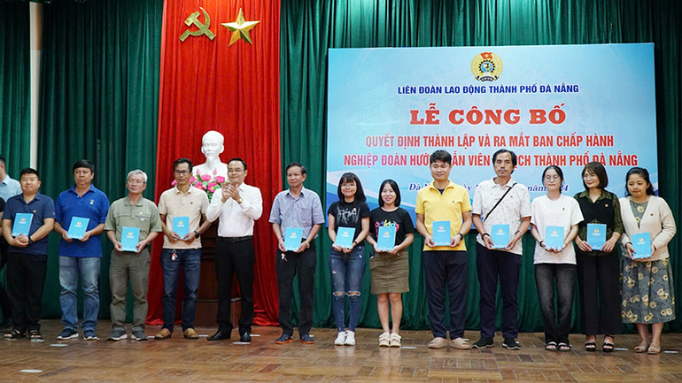 Tặng quà cho các đoàn viên, lao động.