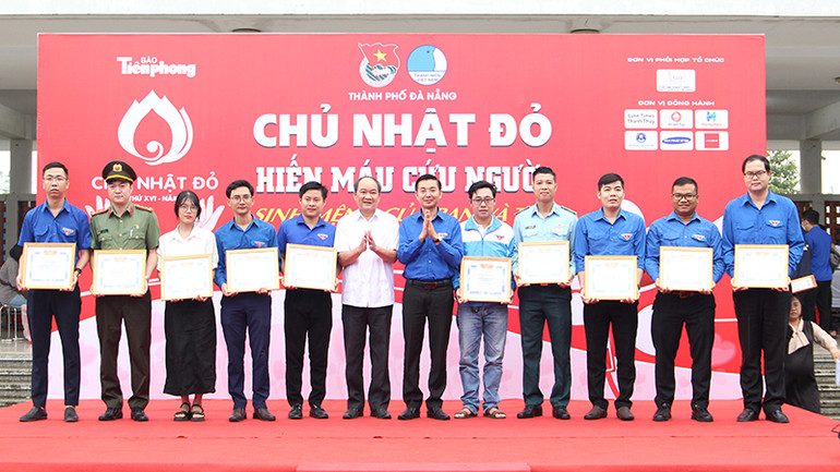 Khen thưởng các tập thể tiêu biểu trong phong trào hiến máu tình nguyện