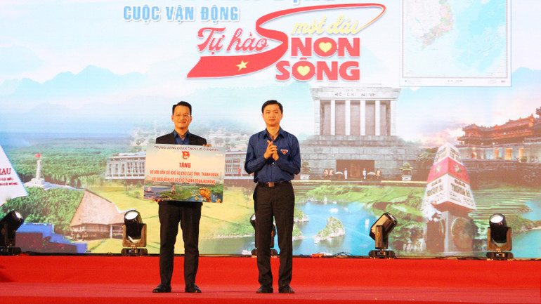 Tặng 5.000 bản đồ A0 cho Thành đoàn Đà Nẵng.