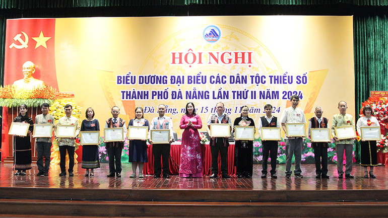 Khen thưởng cá nhân, tập thể đồng bào dân tộc thiểu số tiêu biểu.