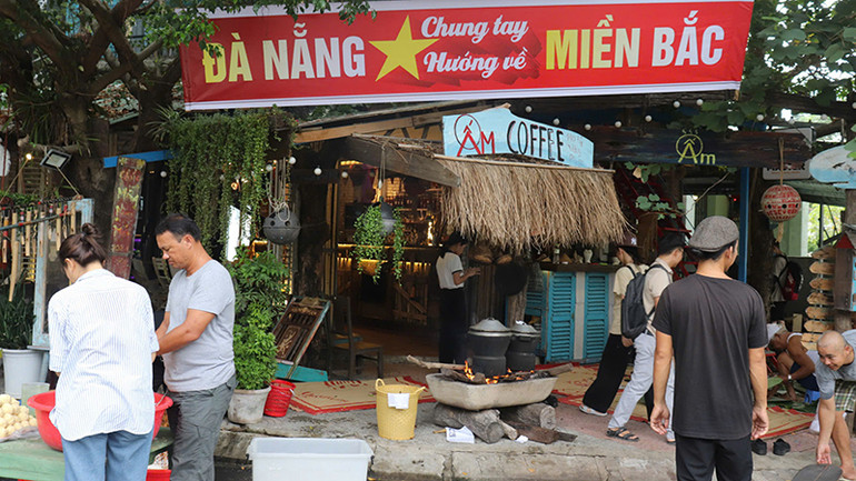 Người dân tại tổ dân phố số 9, phường Hòa Hải tham gia gói, nấu bánh chưng. Người dân tại tổ dân phố số 9, phường Hòa Hải tham gia gói, nấu bánh chưng.