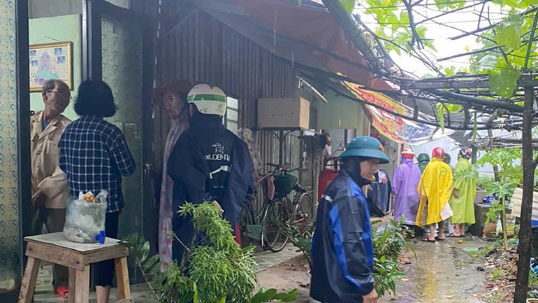 Lực lượng chức năng vận động, kiểm tra các hộ ở nơi có nguy cơ di tản đến điểm sơ tán tập trung, bảo vệ tính mạng.