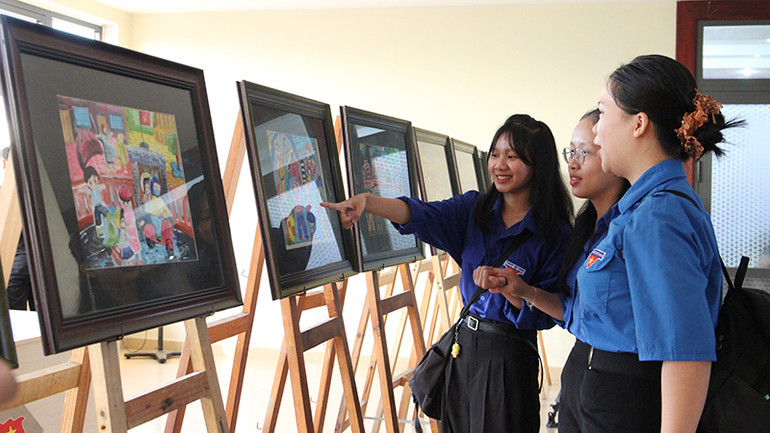 Triển lãm tranh về an toàn giao thông.