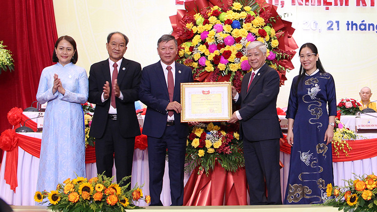 Đồng chí Đỗ Văn Chiến tặng Bằng khen cho Ủy ban Mặt trận Tổ quốc Việt Nam thành phố Đà Nẵng. Đồng chí Đỗ Văn Chiến tặng Bằng khen cho Ủy ban Mặt trận Tổ quốc Việt Nam thành phố Đà Nẵng.