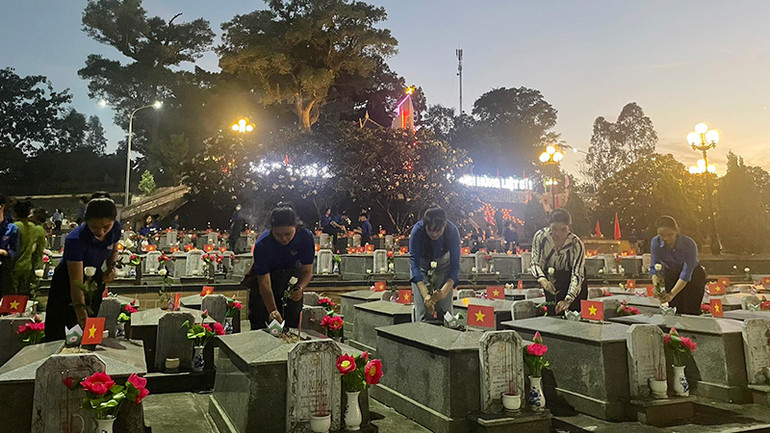 Thành kính thể hiện lòng biết ơn.