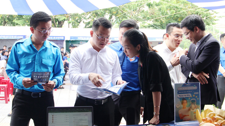 Đại biểu tham quan các gian hàng triển lãm.