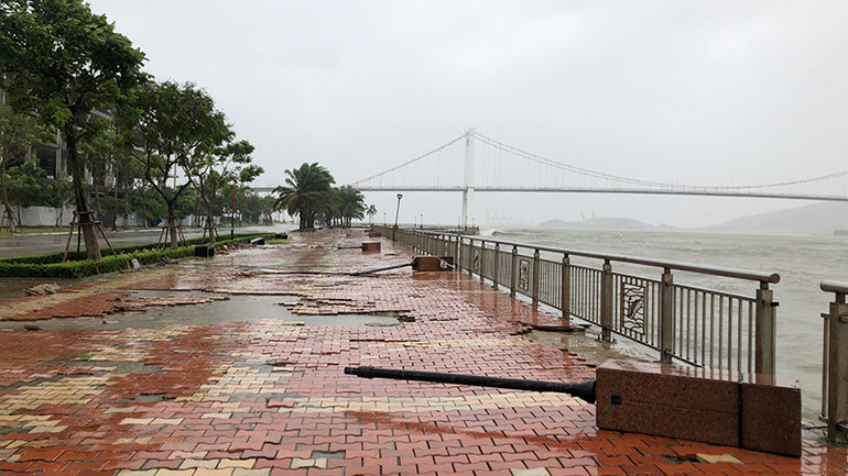 Vỉa hè bong gạch, bó bồn cây xanh, ngã đổ trụ chiếu sáng trang trí.